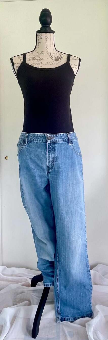 Signature by Levi Strauss & Co. Women's Mid Rise Straight Leg Denim 14 Short